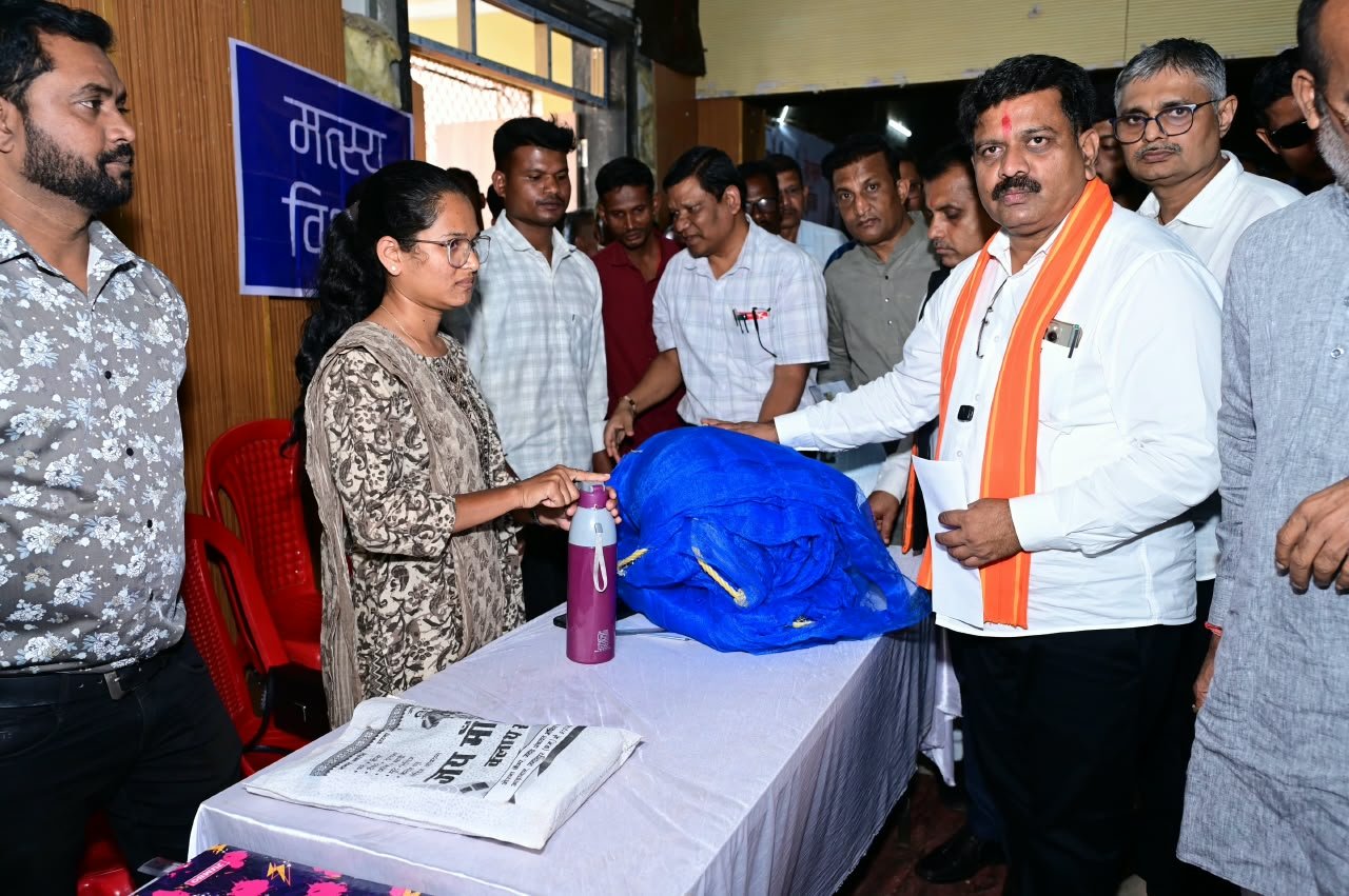 नक्सलवाद के दौर से निकलकर शांति की राह पर बस्तर, विजय शर्मा बोले- बदल रही तस्वीर