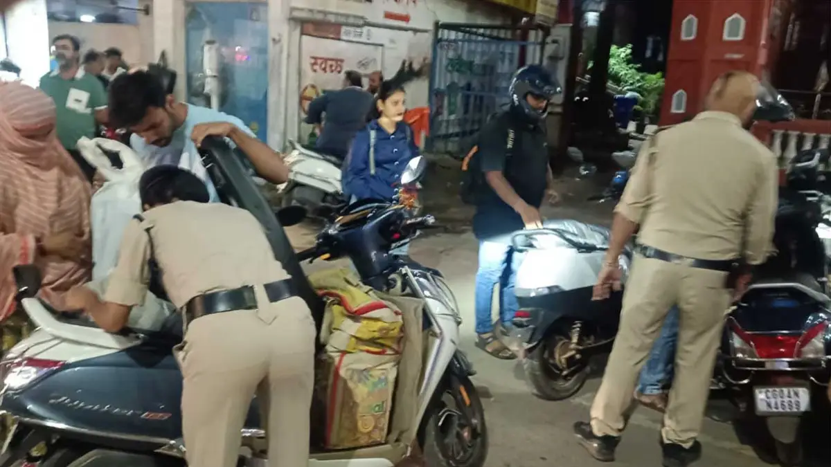 दीपावली और राज्योत्सव को लेकर रायपुर पुलिस की सख्ती, शहर के 36 स्थानों पर नाकेबंदी; देर रात तक चली वाहनों की जांच