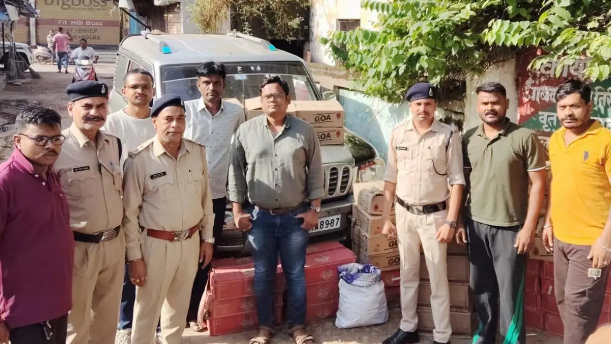 MP से छत्तीसगढ़ लाई जा रही थी शराब की बड़ी खेप, 45 पेटी जब्त; स्कॉर्पियो छोड़ भागे तस्कर