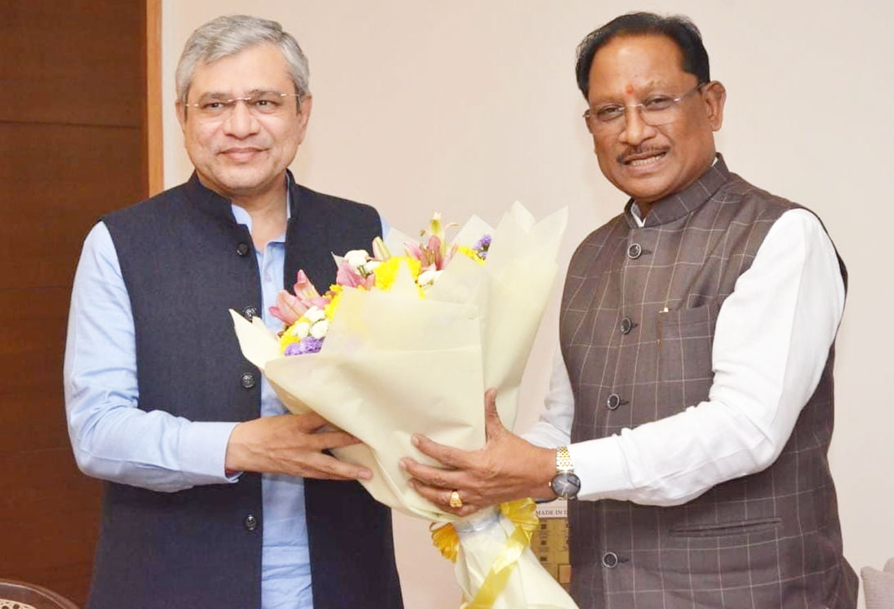 मुख्यमंत्री विष्णुदेव साय ने केंद्रीय रेल मंत्री श्री अश्विनी वैष्णव से की सौजन्य मुलाकात