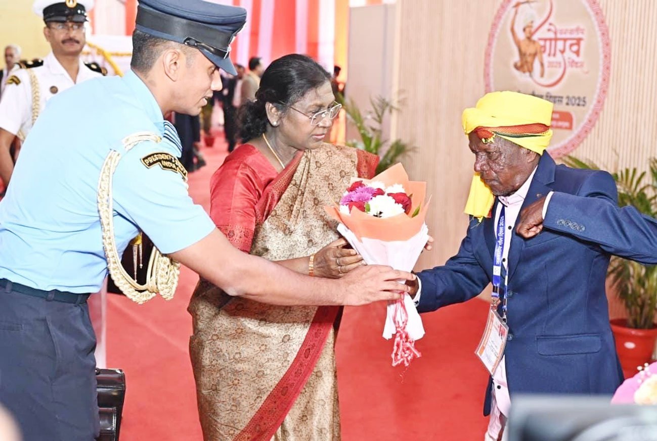 राष्ट्रपति श्रीमती द्रौपदी मुर्मु ने जनजातीय समाज प्रमुखों और स्वतंत्रता संग्राम सेनानियों से की मुलाकात
