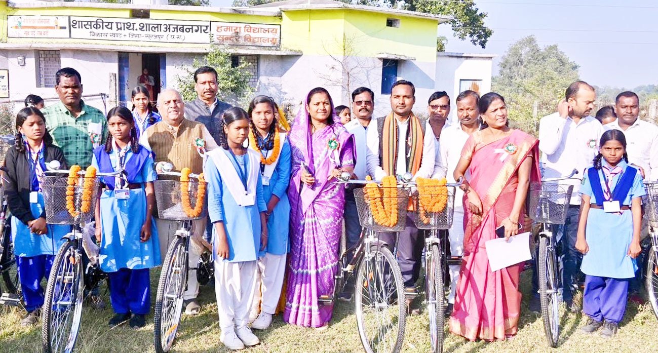 मंत्री श्रीमती लक्ष्मी राजवाड़े ने अजबनगर में सायकल वितरण कर विद्यार्थियों को किया प्रोत्साहित