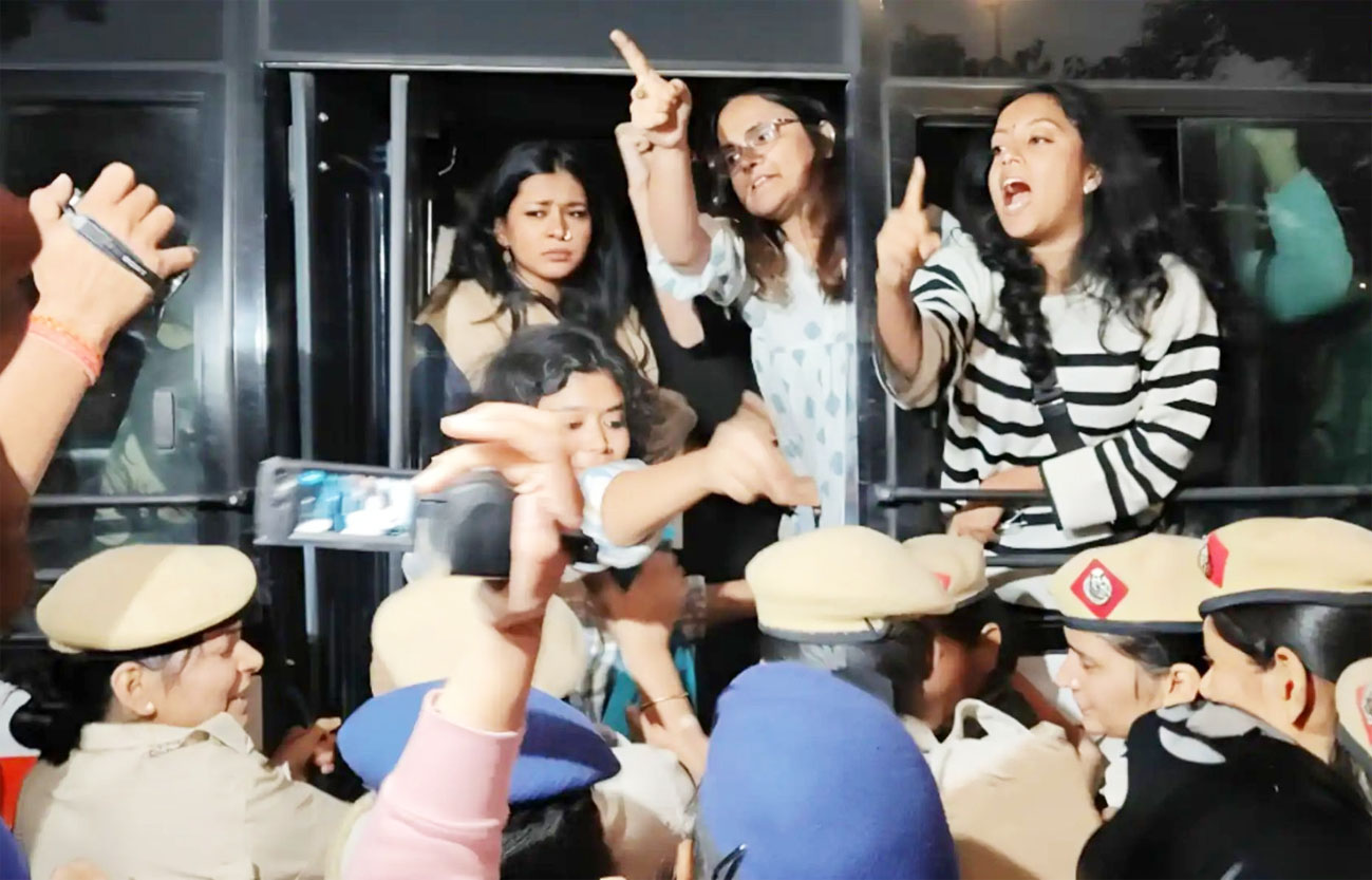 इंडिया गेट पर प्रदूषण विरोध प्रदर्शन, दिल्ली पुलिस ने लिया हिरासत में