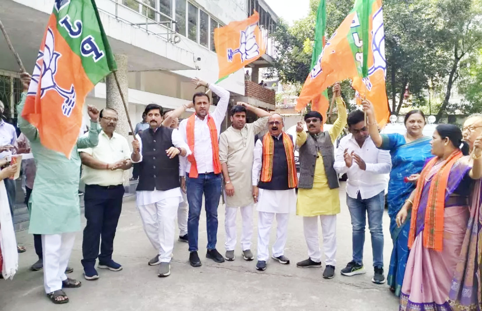 रायपुर बीजेपी दफ्तर में भी जश्न का माहौल, बिहार में जीत पर बांटी गई मिठाईयां