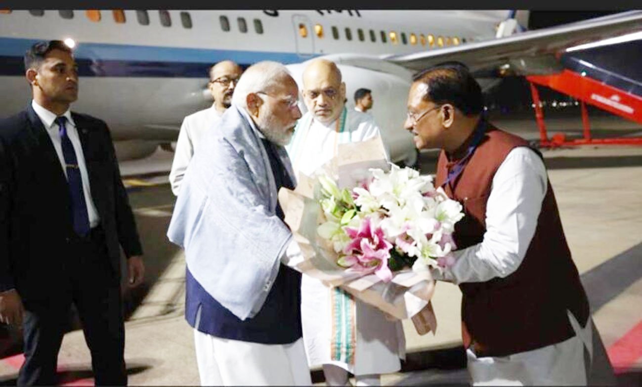 प्रधानमंत्री मोदी रायपुर पहुंचे, एयरपोर्ट पर गृहमंत्री ​अमित शाह, राज्यपाल रामेन डेका, सीएम साय ने किया स्वागत