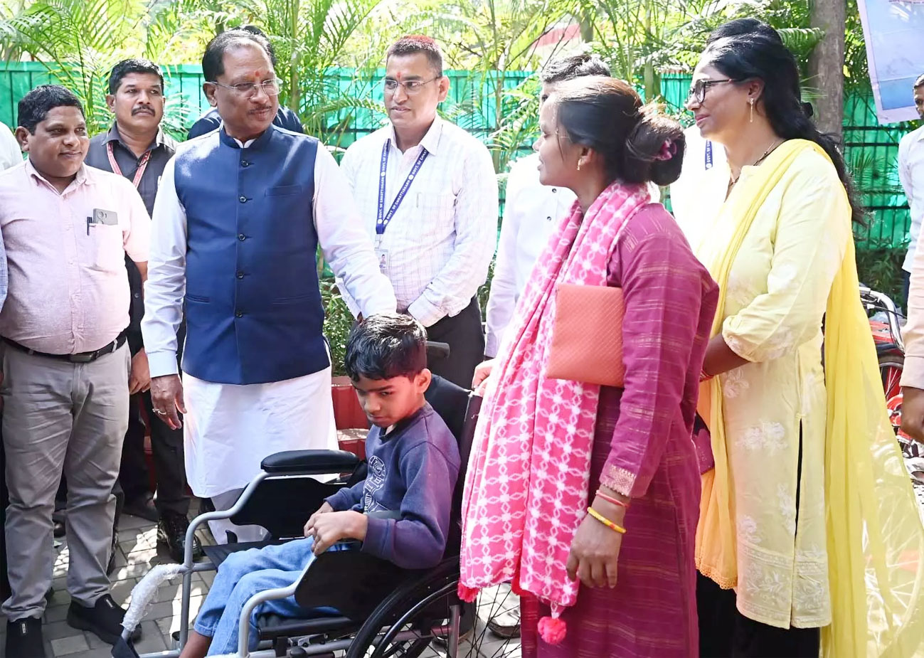 पैरों से सुंदर चित्र बनाती है रायपुर की पूनम, CM साय ने विशेष विद्यालय में भर्ती कराने और छात्रवृत्ति देने के दिए निर्देश