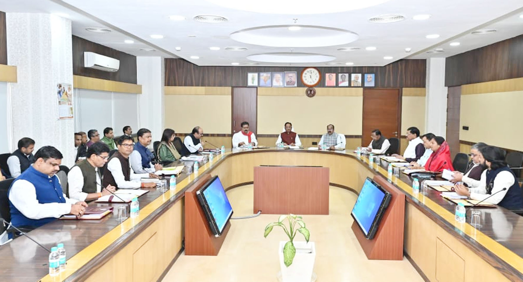मुख्यमंत्री विष्णुदेव साय की अध्यक्षता में कैबिनेट की बैठक, लिए गए 5 बड़े फैसले