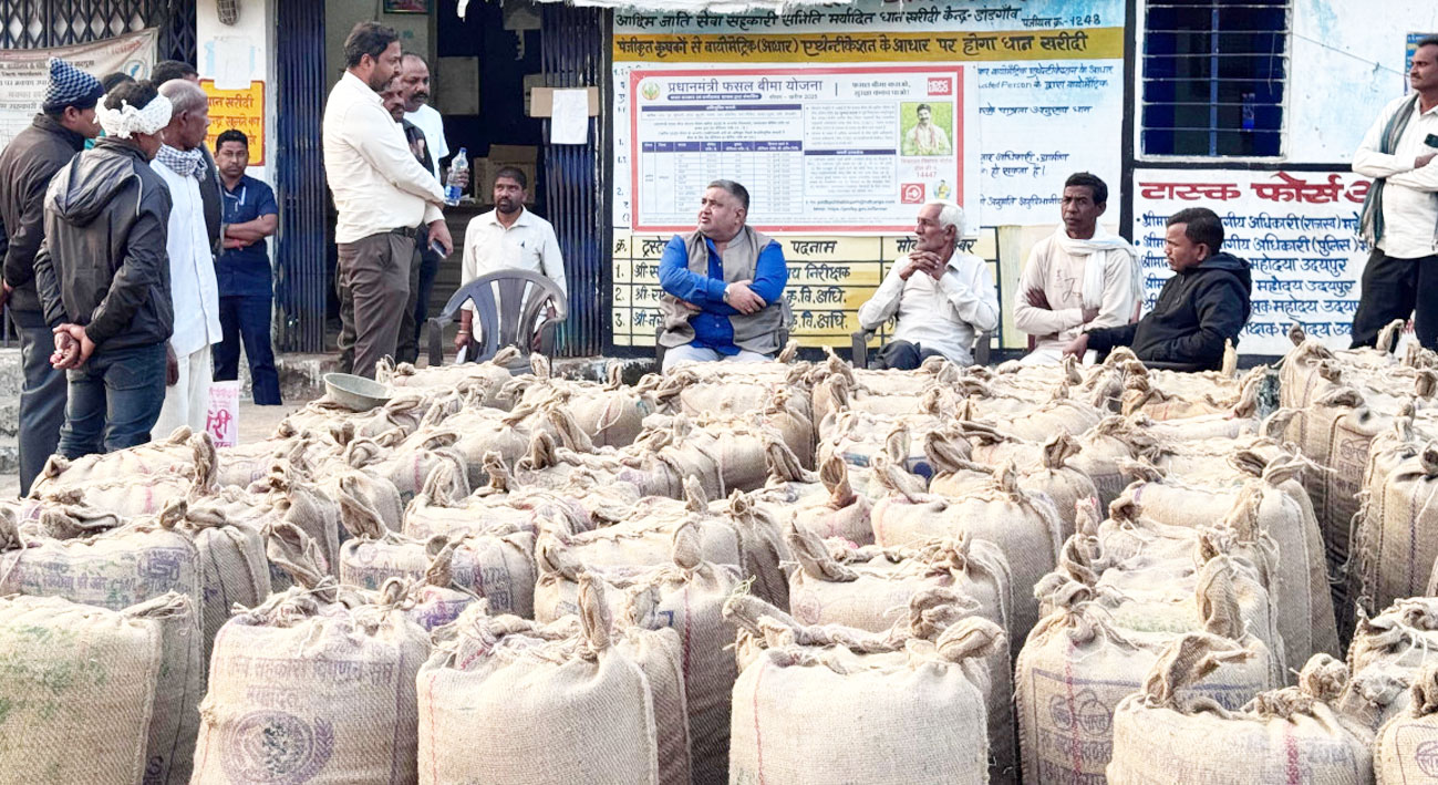 पर्यटन मंत्री राजेश अग्रवाल ने किया धान खरीदी केन्द्र डांडगांव का निरीक्षण