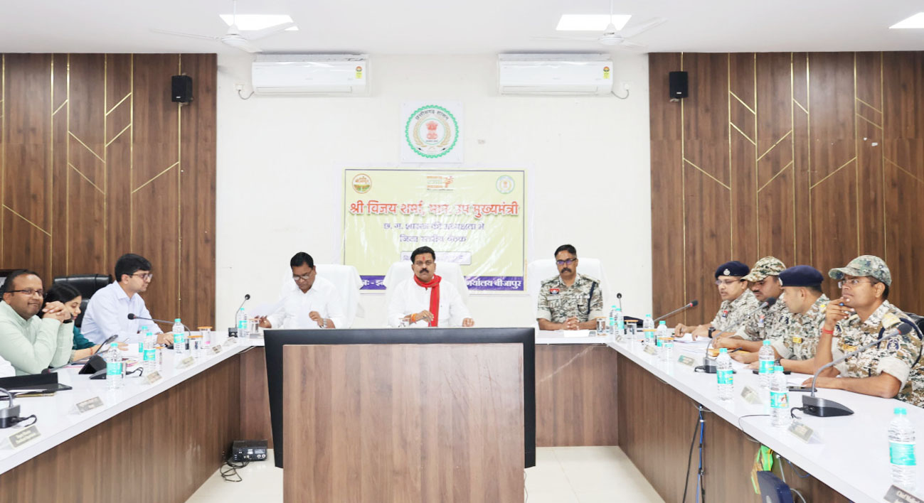 उपमुख्यमंत्री विजय शर्मा ने बीजापुर में नक्सल उन्मूलन एवं अंदरूनी क्षेत्रों में विकास कार्यों की ली समीक्षा