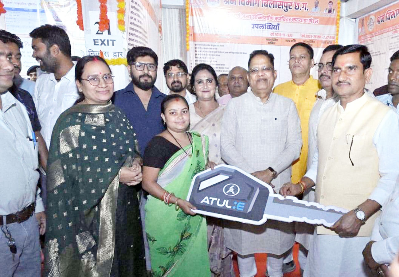 केंद्रीय राज्यमंत्री तोखन साहू ने बांटी खुशियों की चाबी