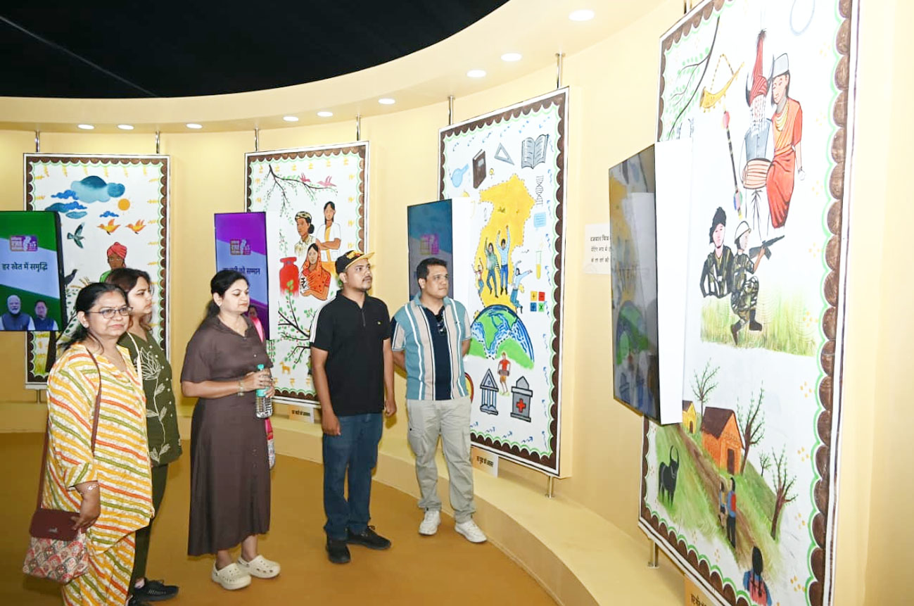 युवाओं के आकर्षण का केन्द्र बना डिजिटल प्रदर्शनी