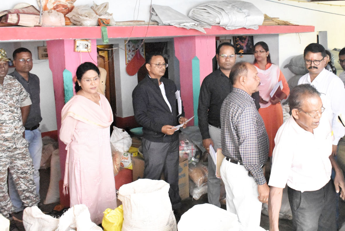 कलेक्टर ने बालोद के गुजरा में फुटकर धान व्यापारी के घर में पहुँच जब्त किए धान का किया अवलोकन