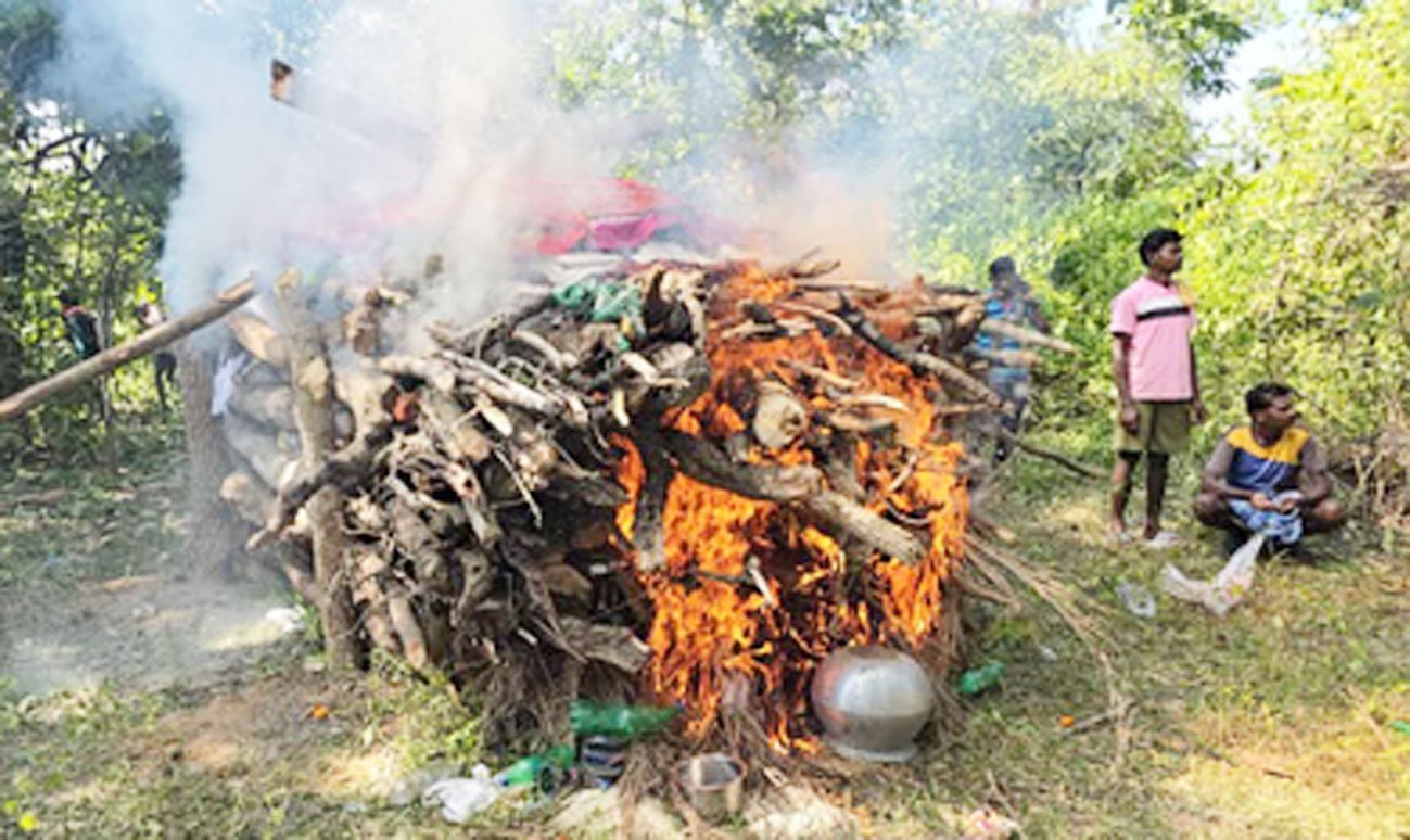 मुठभेड़ में मारे गए नक्सली माडवी हिड़मा को काले कपड़ों, पत्नी राजे को लाल जोड़े में अंतिम विदाई