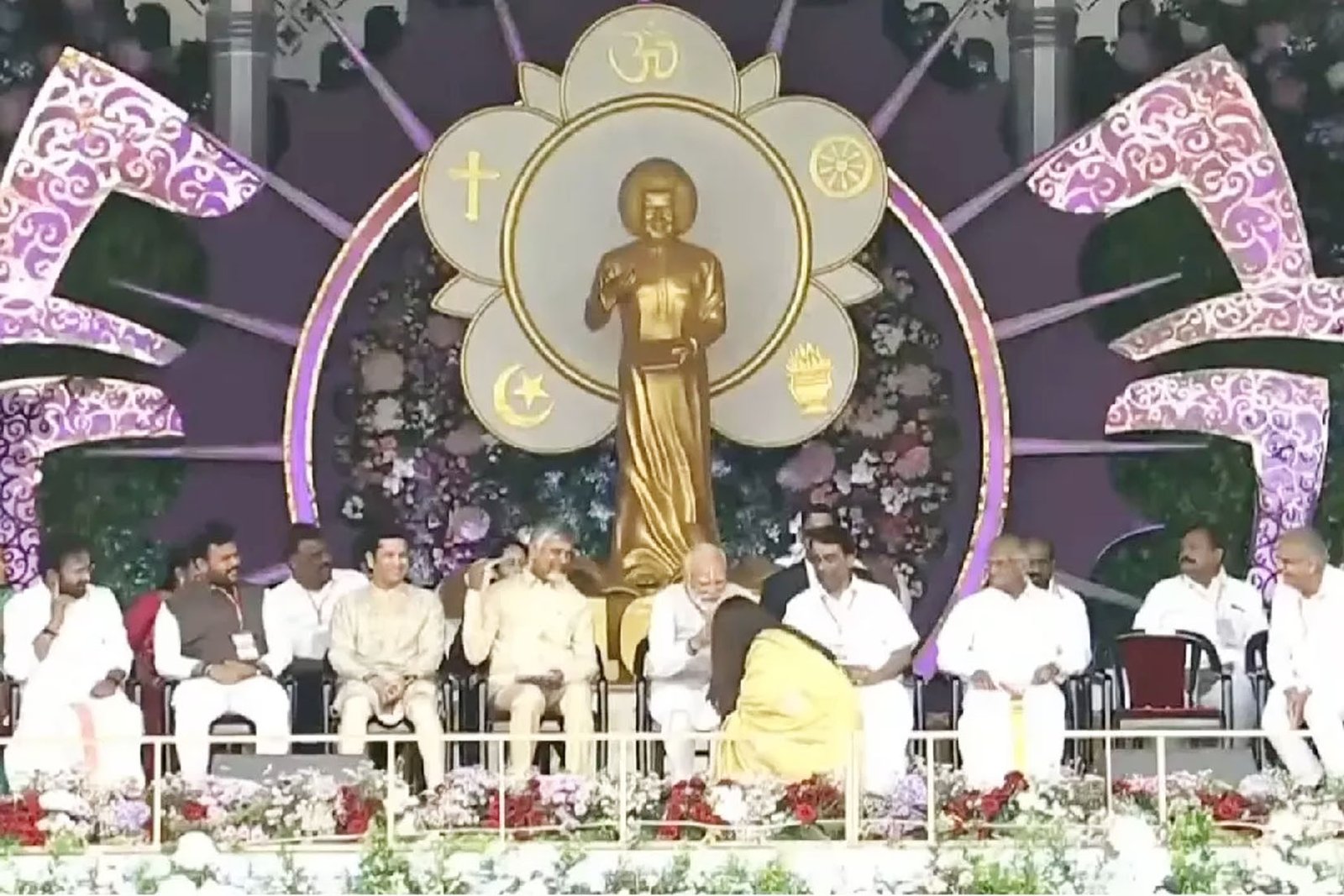 सत्य साईं बाबा के शताब्दी समारोह में ऐश्वर्या राय बच्चन ने पीएम मोदी के पैर छुए