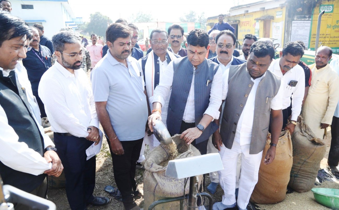 राजस्व मंत्री ने कांकेर जिला के मालगांव खरीदी केन्द्र में पूजा अर्चना कर धान खरीदी का किया शुभारंभ