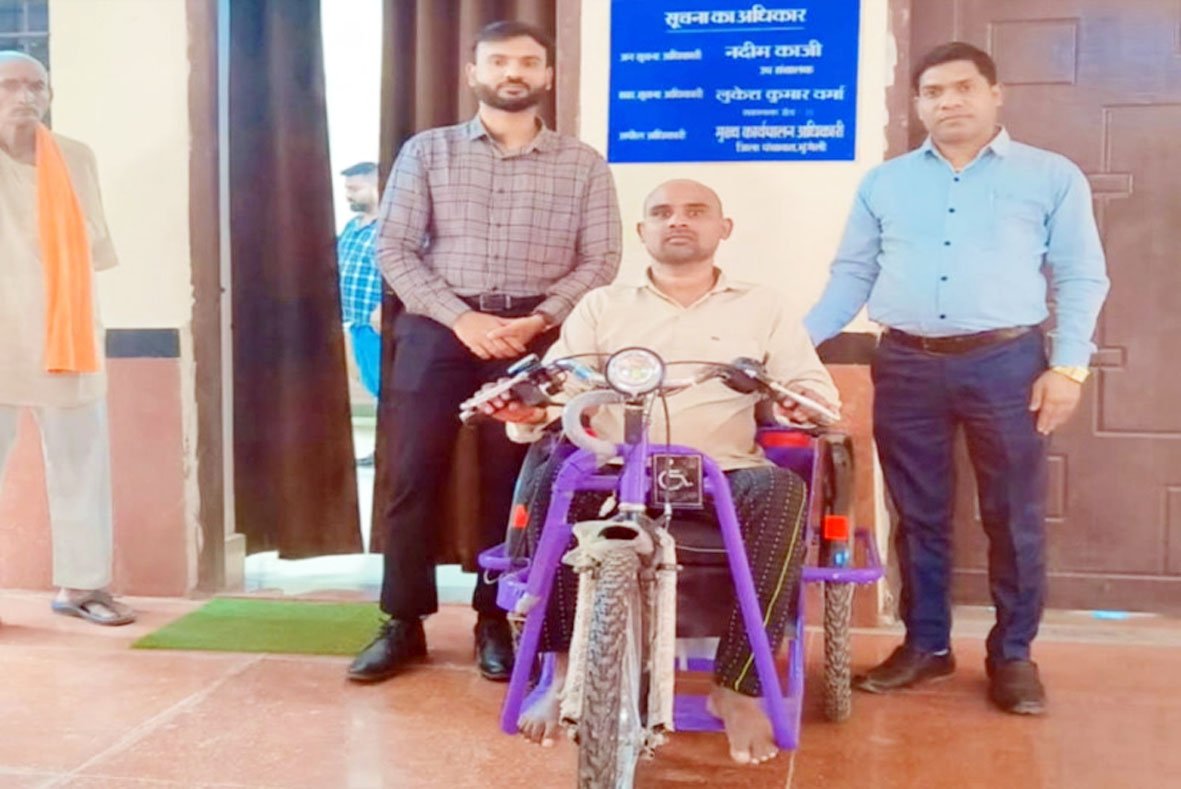 पृथ्वी निषाद को मिली नई बैटरी चालित ट्राईसाइकिल