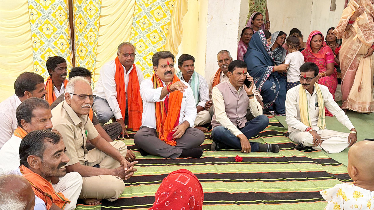 उपमुख्यमंत्री विजय शर्मा ने भैंसबोड़ में चौपाल लगाकर जमीन पर बैठ सुनीं ग्रामीणों की समस्याएं