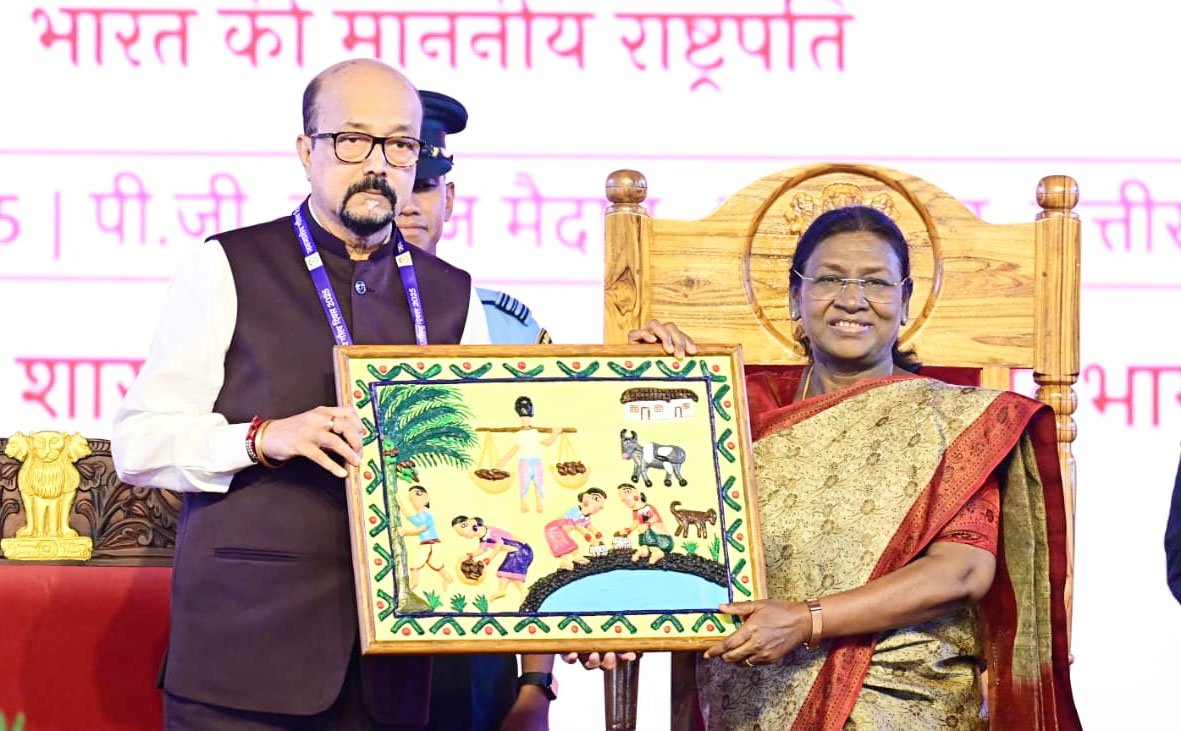 राष्ट्रपति द्रौपदी मुर्मु के छत्तीसगढ़ आगमन पर राज्यपाल ने भेंट की भित्ती चित्रकारी की पेंटिंग