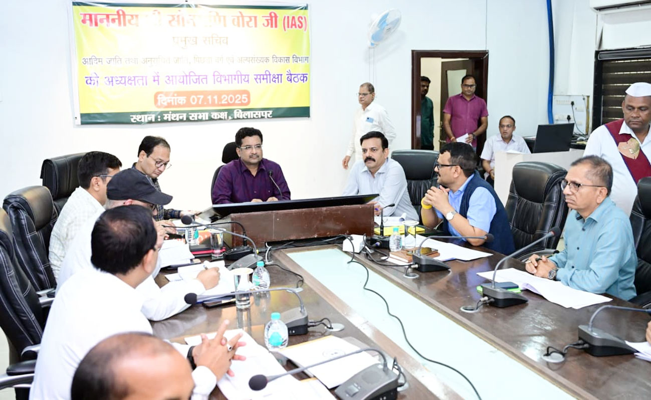 प्रमुख सचिव सोनमणी बोरा ने की विभागीय योजनाओं की समीक्षा