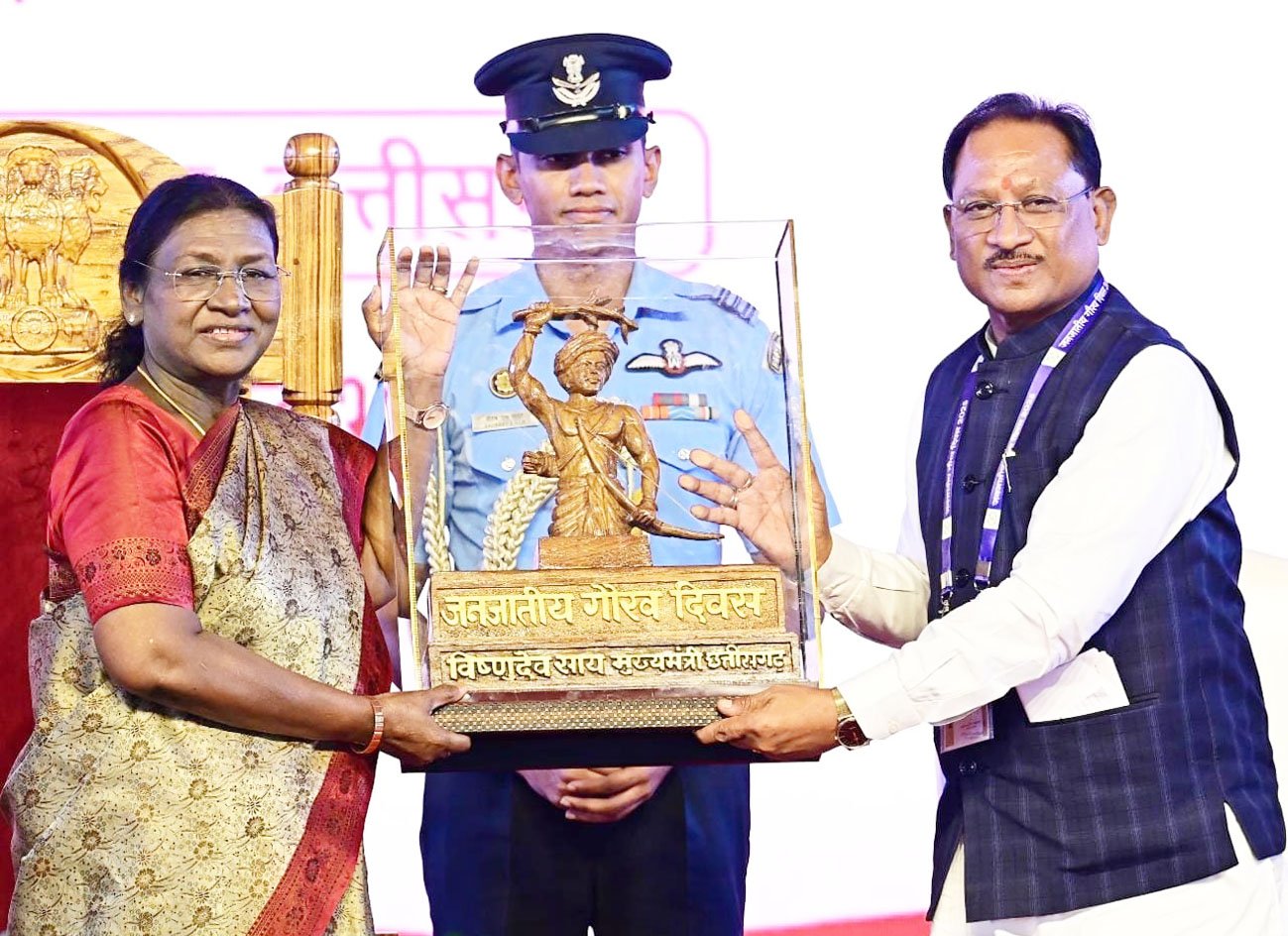 मुख्यमंत्री साय ने राष्ट्रपति द्रौपदी मुर्मु को भेंट की धरती आबा भगवान बिरसा मुंडा की बस्तर आर्ट प्रतिमा