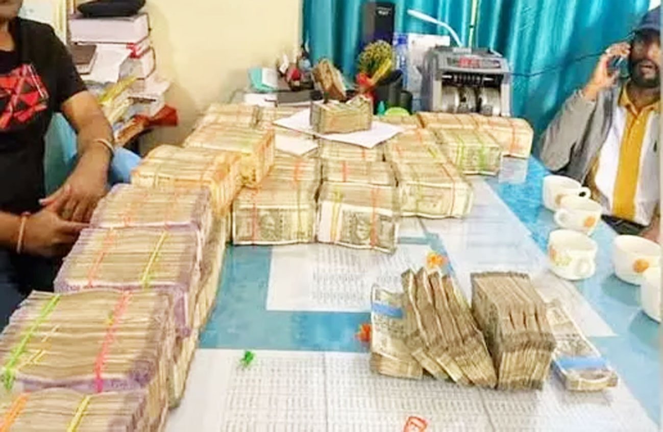 करोड़ों रुपये कैश से भरी कार पकड़ायी, कार के अंदर बनी थी खुफिया तिजौरी