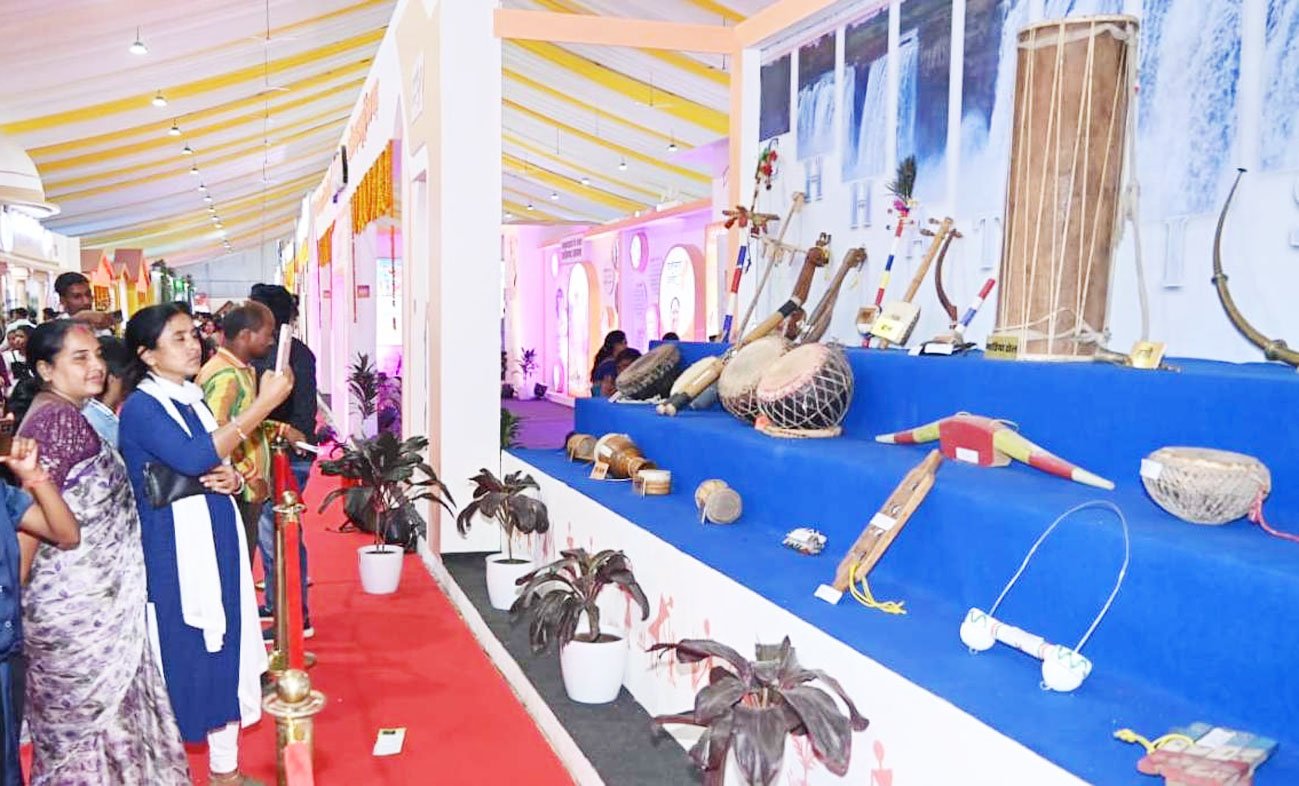 राज्योत्सव-2025 : छत्तीसगढ़ की विकास गाथा देखने पहुंचे लोगों में भारी उत्साह