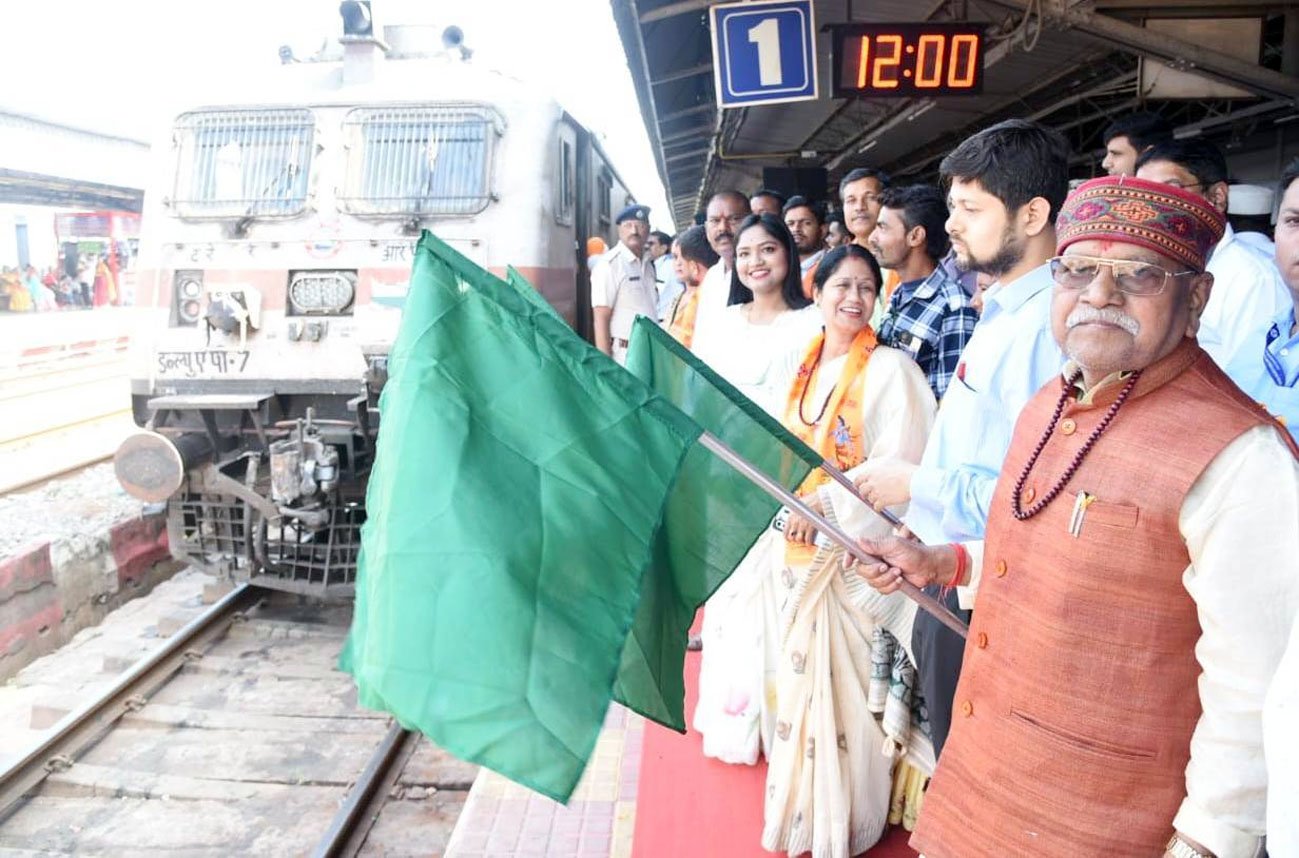 दुर्ग संभाग के 800 तीर्थयात्री द्वारका, सोमनाथ एवं नागेश्वर के लिए हुए रवाना
