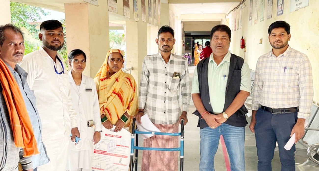 दो वर्षों से चलने में असमर्थ दिनेश को मिली नई जिंदगी