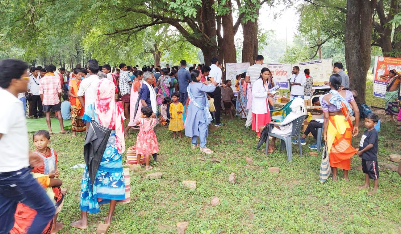बीजापुर में विकास की दस्तक : धुर माओवाद प्रभावित क्षेत्र के सात गांवों में पहली बार लगा मेगा हेल्थ कैंप