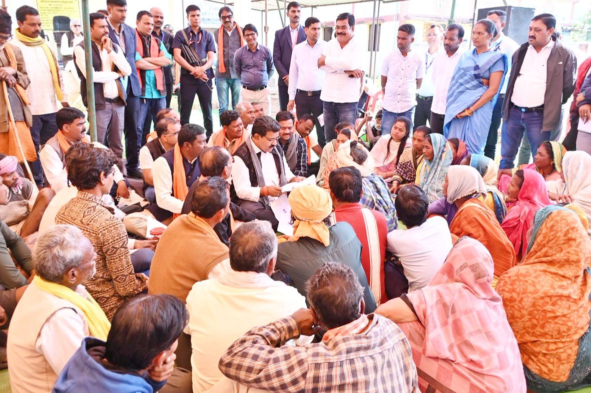उपमुख्यमंत्री विजय शर्मा ने जनचौपाल में ग्रामीणों के संग बैठ की ग्राम के विकास पर चर्चा