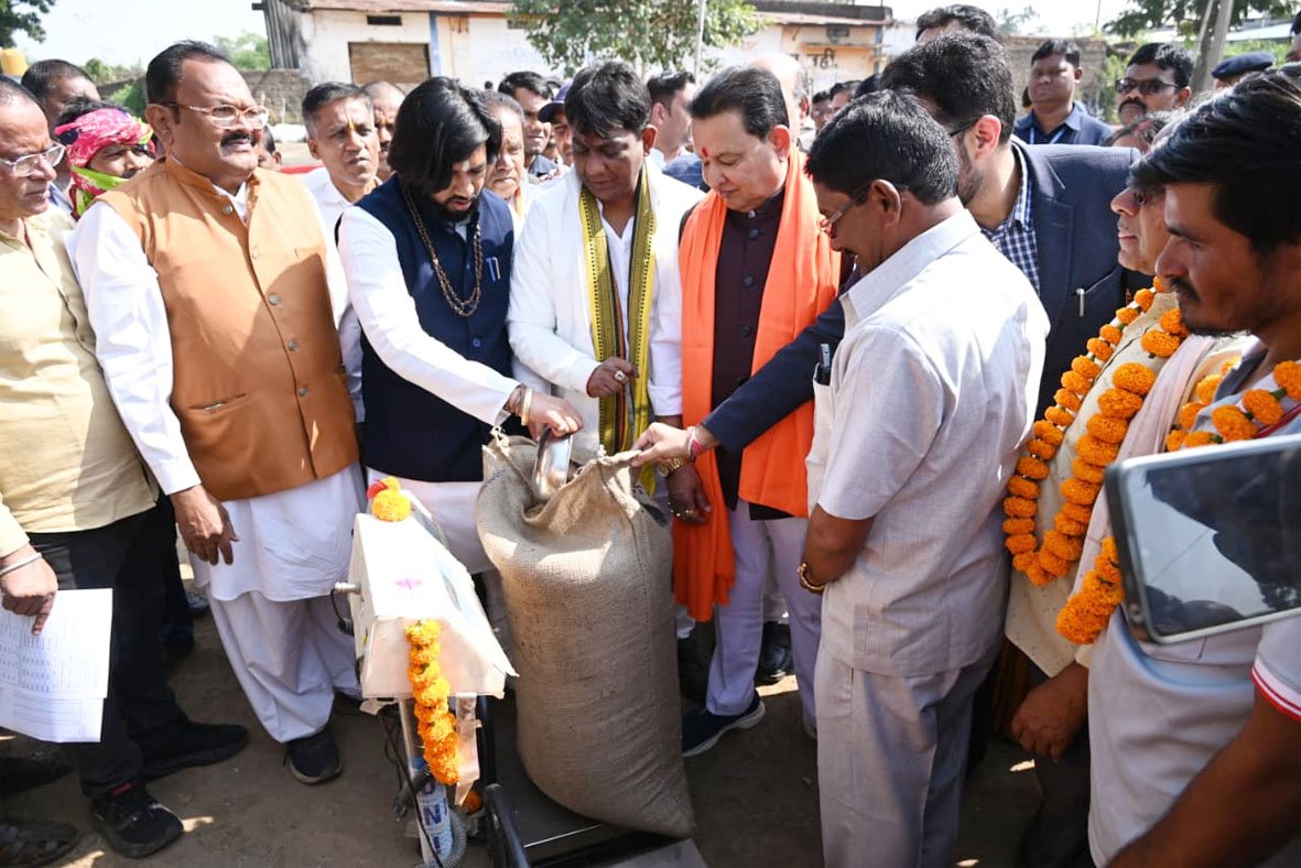 महासमुंद के धान खरीदी केंद्र झालखमहरिया में खरीदी कार्य का औपचारिक शुभारंभ