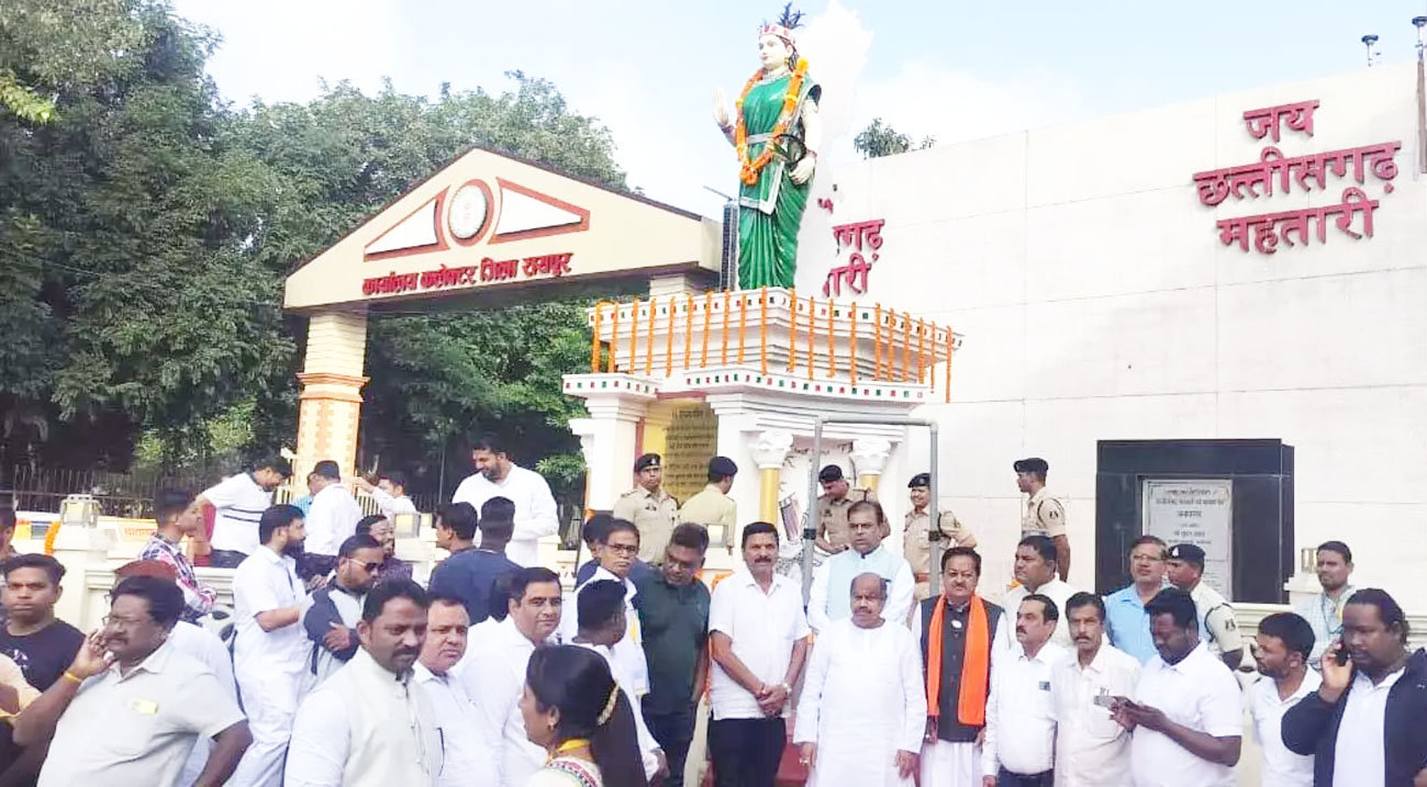 मुख्यमंत्री साय ने रायपुर कलेक्ट्रेट के सामने छत्तीसगढ़ महतारी की प्रतिमा पर किया माल्यार्पण