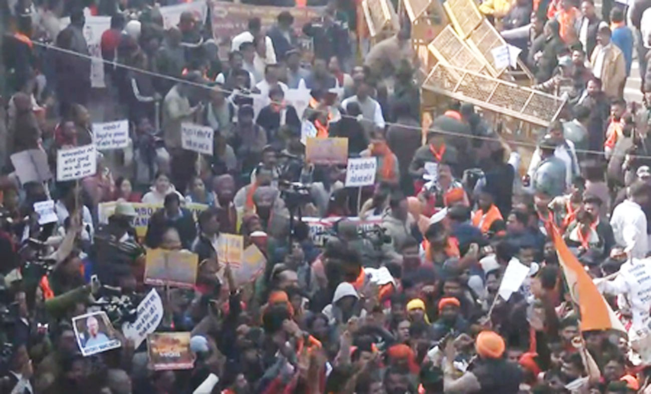 दिल्ली स्थित बांग्लादेश उच्चायोग के बाहर प्रदर्शन, हिंदू युवक की हत्या का विरोध