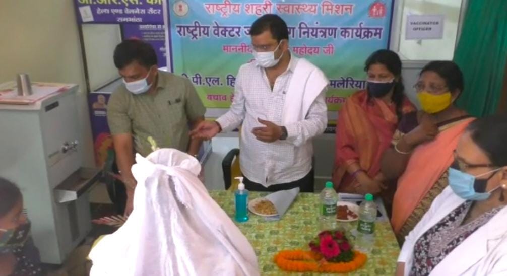  स्वास्थ्य केंद्र में रायगढ़ विधायक प्रकाश नायक ने गरीबी रेखा से नीचे जीवन यापन करने वाले लोगों को मच्छरदानिया वितरित की 