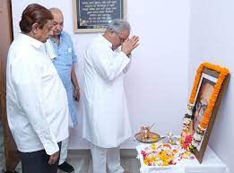 सीएम् मुख्यमंत्री भूपेश बघेल ने स्वामी आत्मानंद की पुण्यतिथि पर किया नमन