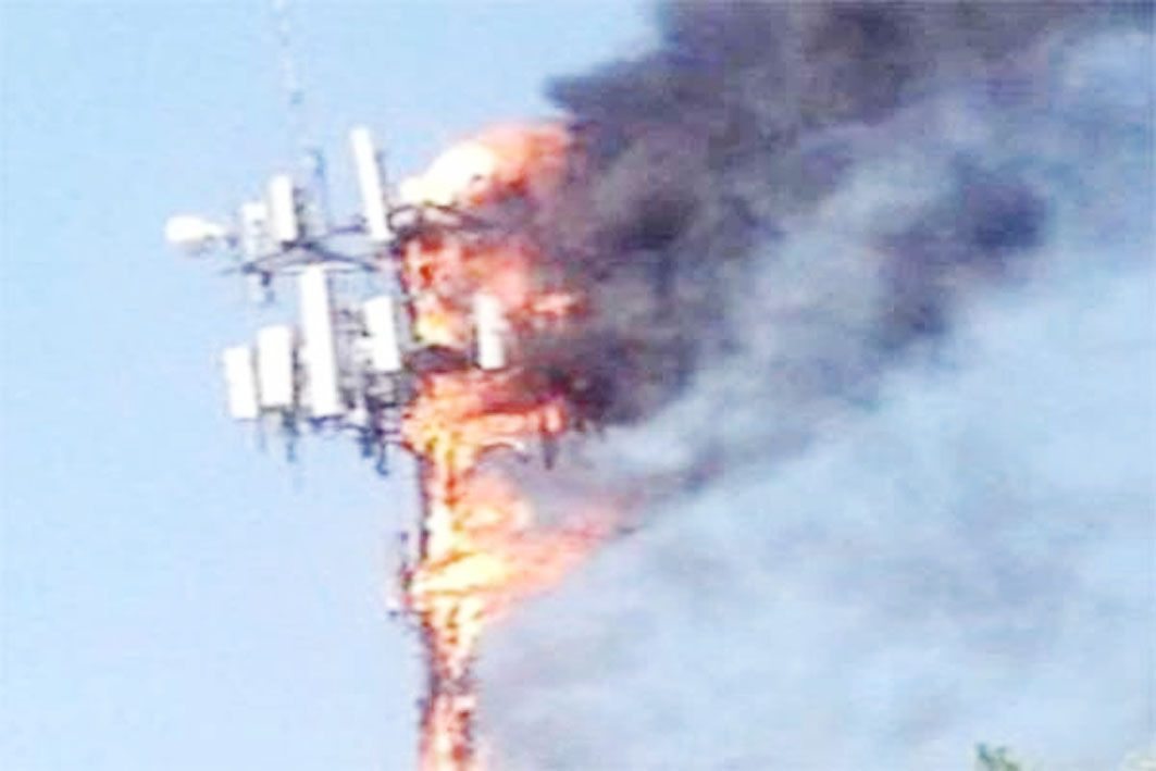 नक्सलियों ने मोबाइल टॉवर में की आगजनी