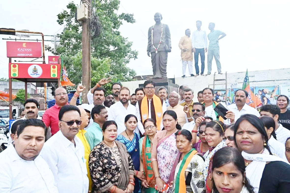 वित्तमंत्री चौधरी ने डॉ. श्यामा प्रसाद मुखर्जी की प्रतिमा पर किया माल्यार्पण