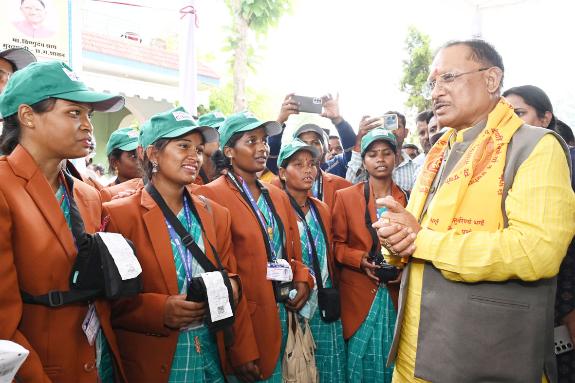 CM विष्णुदेव साय ने बिजली सखियों को वितरित किए बिजली किट