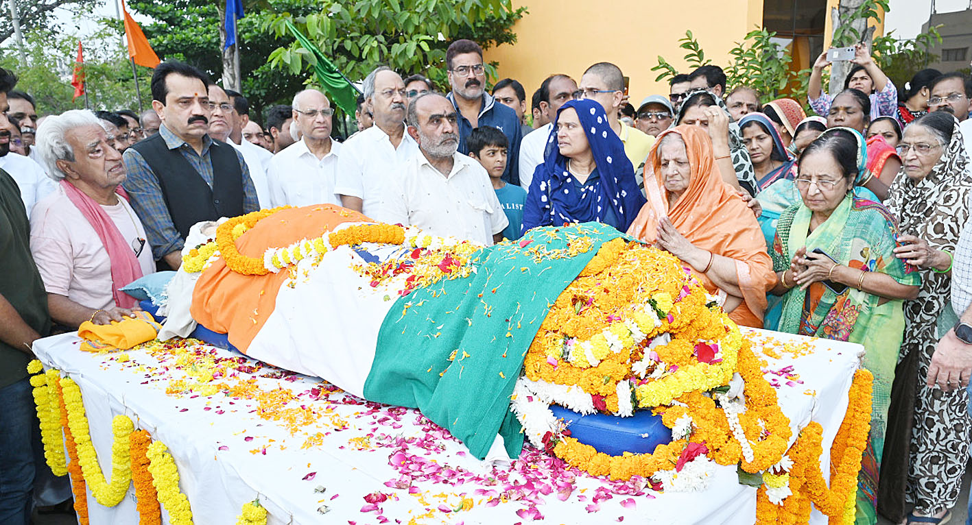 पूर्व राज्यसभा सांसद श्रीगोपाल व्यास को राजकीय सम्मान के साथ दी गई अंतिम विदाई