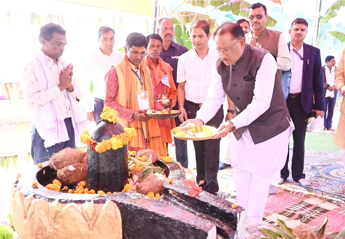 CM विष्णुदेव साय ने शिवलिंग में जल अर्पित की