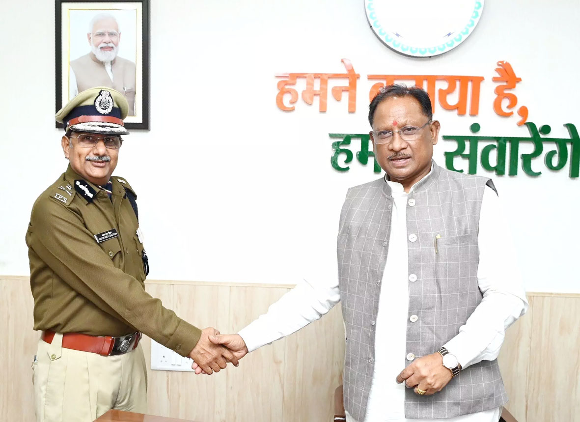 मुख्यमंत्री विष्णुदेव साय से नए DGP अरुण देव गौतम ने की मुलाकात