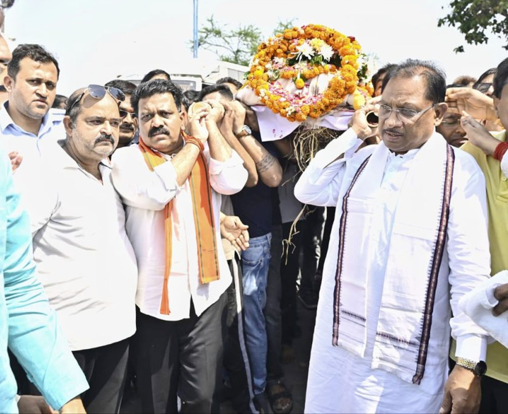 मुख्यमंत्री साय ने दिनेश मिरानिया के पार्थिव शरीर को दिया कंधा, श्रद्धांजलि दी