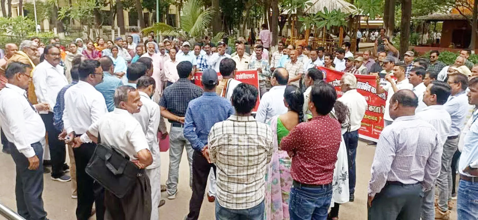 मांगों को लेकर कर्मचारी संघ ने किया प्रदर्शन