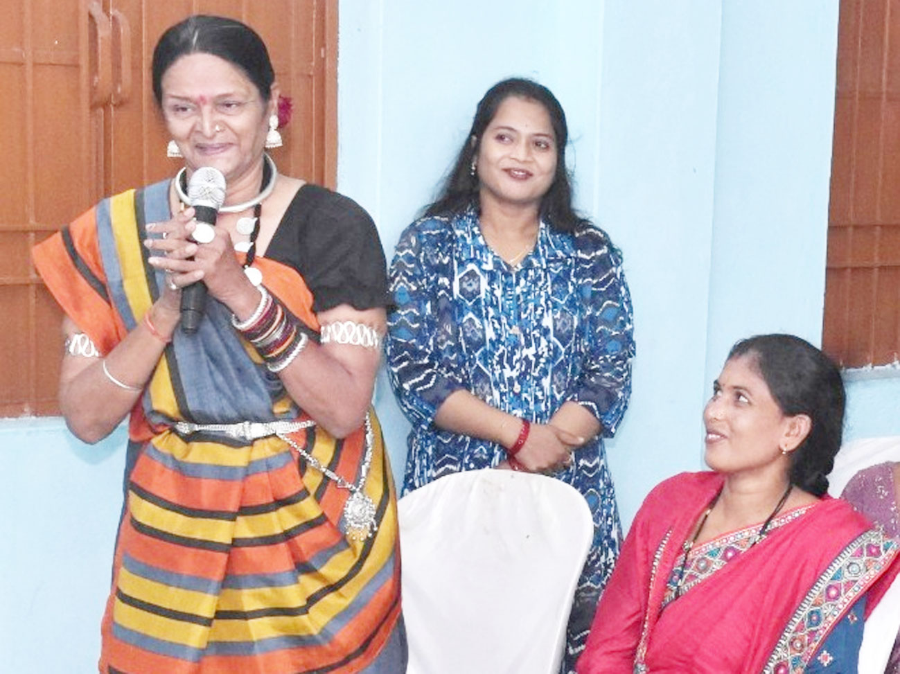 हाईवा जैसी भारी वाहनों को आसानी से ऑपरेट करती है जेसीबी दीदी