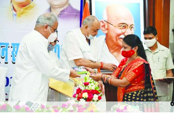 राज्य स्तरीय शिक्षक सम्मान समारोह, मुख्यमंत्री भूपेश बघेल ने किया 51 शिक्षकों का सम्मान