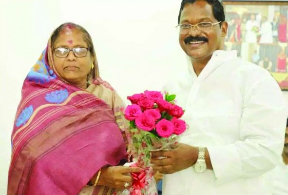रायपुर : खाद्य मंत्री अमरजीत भगत ने निगम-मंडल, बोर्ड में मनोनीत आदिवासी समाज के पदाधिकारियों का किया सम्मान