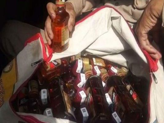स्कूटी में शराब की तस्करी करते युवक को किया गिरफ्तार