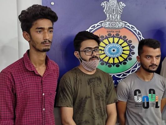  रूंगटा कॉलेज के तीन छात्र गिरफ्तार, किराए के मकान में चल रहा था लाखों का हाईटेक क्रिकेट सट्टा