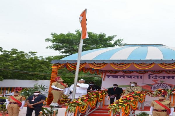 मुख्यमंत्री भूपेश बघेल ने रायपुर के पुलिस परेड ग्राउंड में किया ध्वजारोहण 