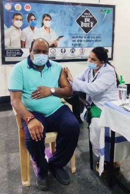 राजस्व मंत्री जयसिंह अग्रवाल ने कोरोना वैक्सीन की दूसरी डोज लगवाई